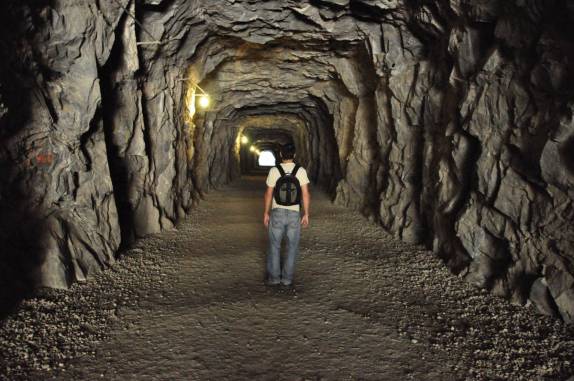 Túnel que dá acesso às trilhas na área de Hetch-Hetchy, no Yosemite National Park, na Califórnia, nos Estados Unidos